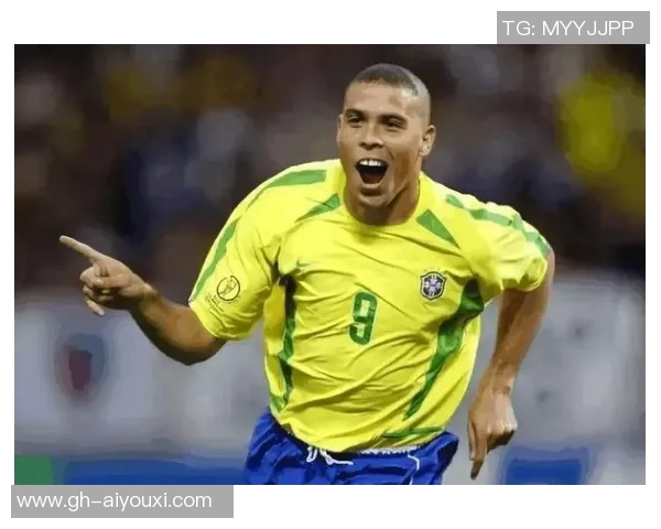 足球巨星温情一刻低头凝视孩子眼神中满是关爱与守护