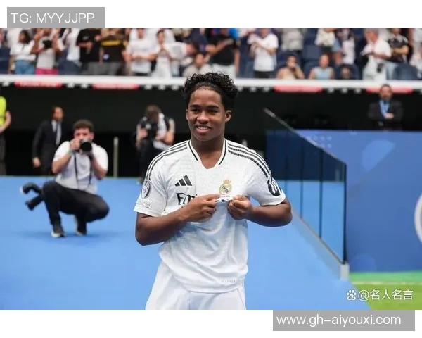 全球足坛巅峰之争：2025年十大足球球星排行榜揭秘